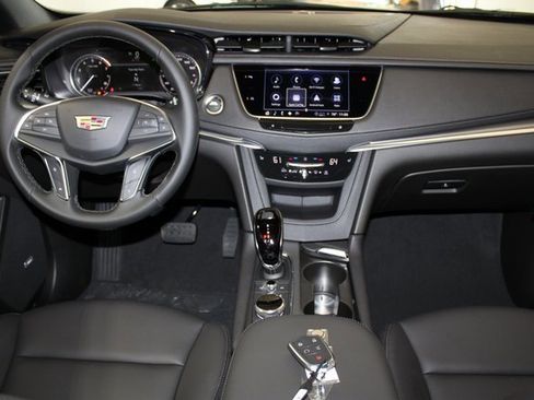 New 2025 Cadillac XT5 Luxury image 9