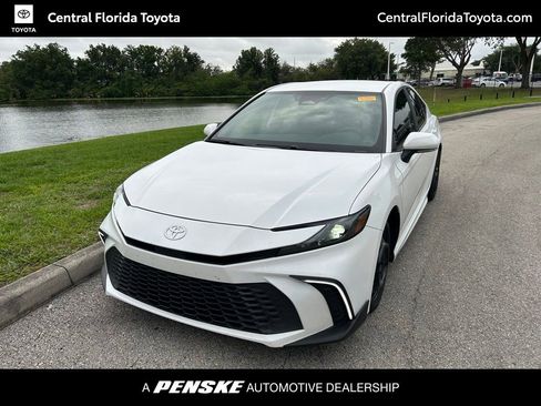 Used 2025 Toyota Camry SE FWD image 1