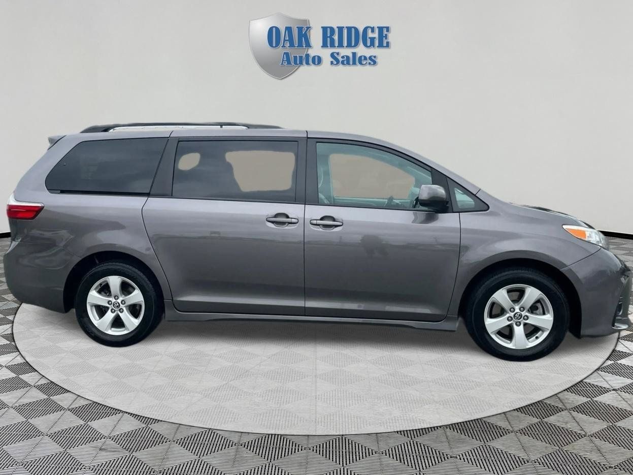Used 2019 Toyota Sienna LE FWD image 4