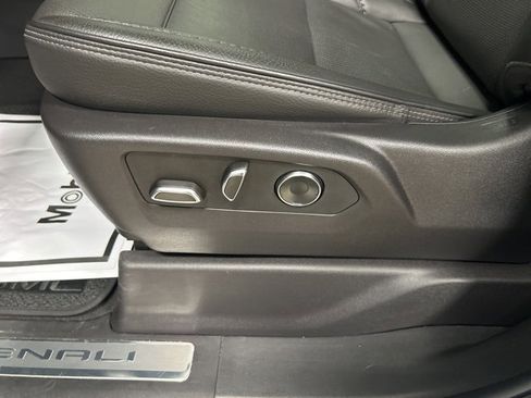 Used 2025 GMC Sierra 3500 Denali w/ Denali Reserve Package image 11