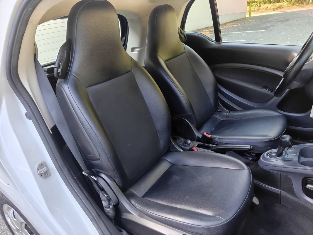 Used 2017 smart fortwo pure RWD image 17