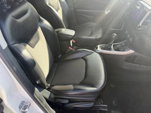 Used 2017 Jeep Compass Latitude image 29