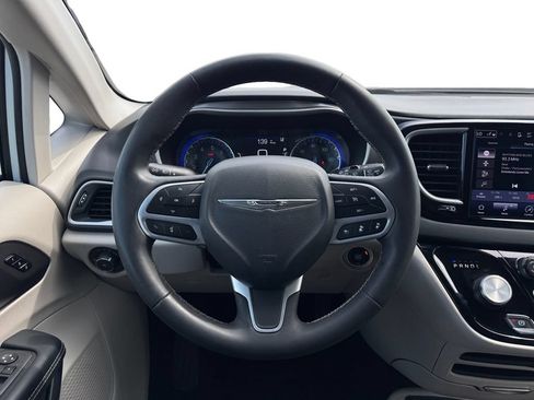 Used 2023 Chrysler Pacifica Touring-L FWD image 12