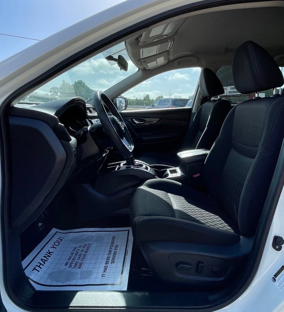 Used 2017 Nissan Rogue SV FWD image 13