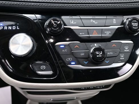 Used 2023 Chrysler Pacifica Touring-L FWD image 32
