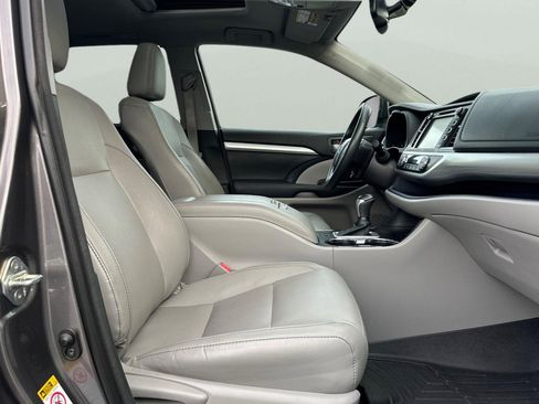 Used 2015 Toyota Highlander XLE image 19