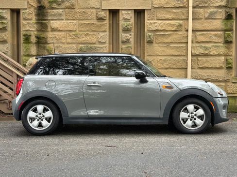 Used 2018 MINI Cooper 2-Door Hardtop image 3