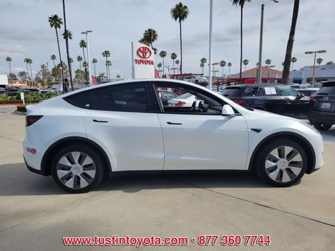Used 2024 Tesla Model Y Long Range AWD/4WD image 3