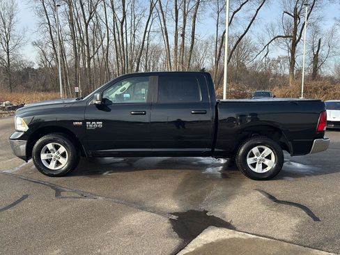 Used 2019 RAM 1500 Classic SLT w/ Luxury Group image 3