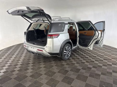 Used 2022 Nissan Pathfinder Platinum w/ Cargo Package AWD/4WD image 17