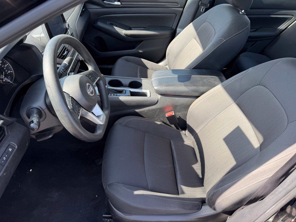 Used 2025 Nissan Altima 2.5 SV FWD image 11