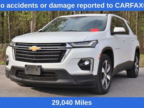 Used 2023 Chevrolet Traverse LT w/ LT Premium Package AWD/4WD image 3