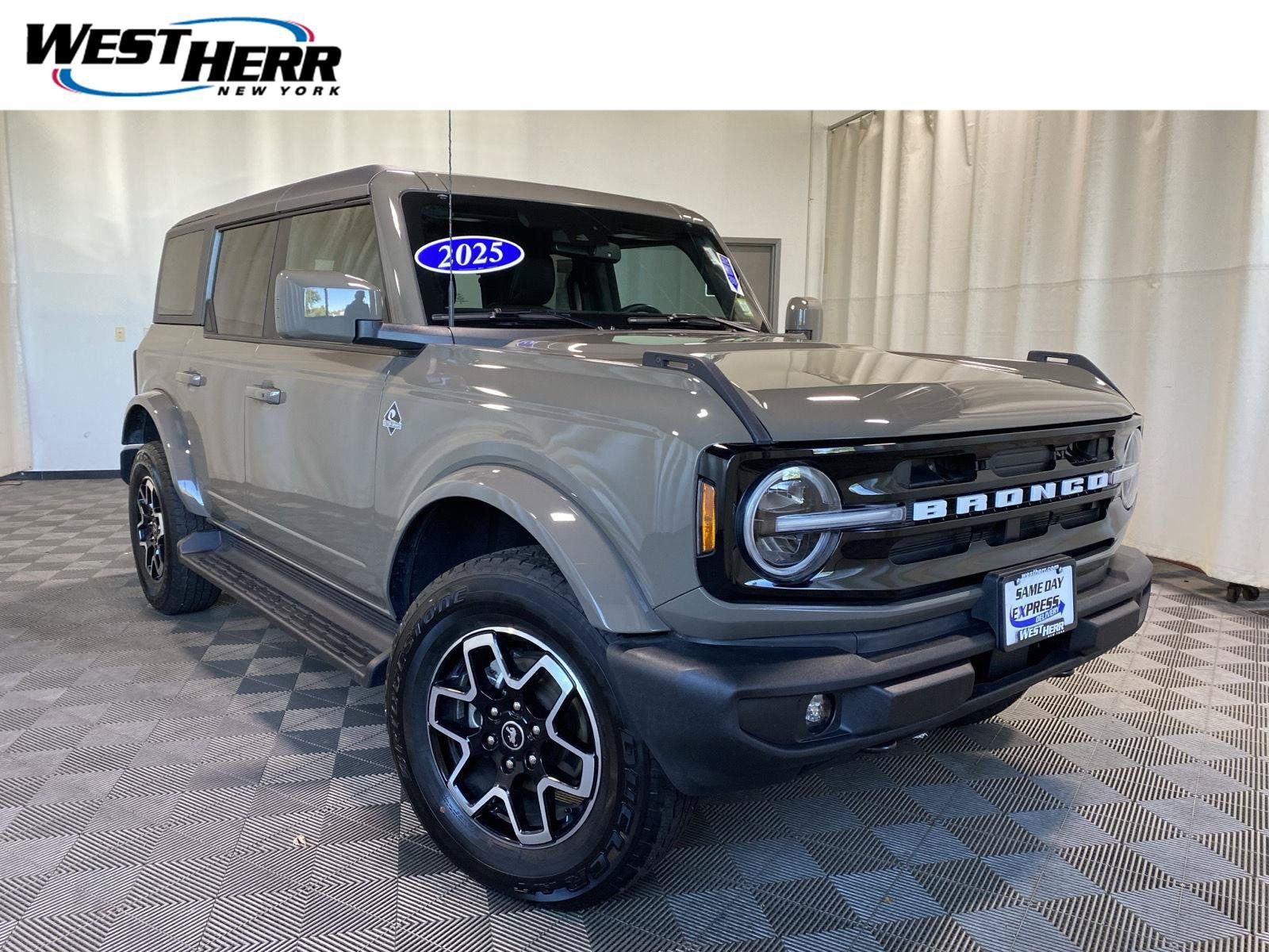 Used 2025 Ford Bronco Outer Banks AWD/4WD image 1