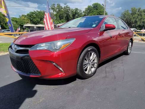 Used 2016 Toyota Camry SE image 3