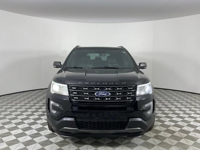 Used 2017 Ford Explorer XLT w/ Equipment Group 202A AWD/4WD image 4