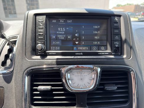 Used 2016 Chrysler Town & Country Touring-L FWD image 15