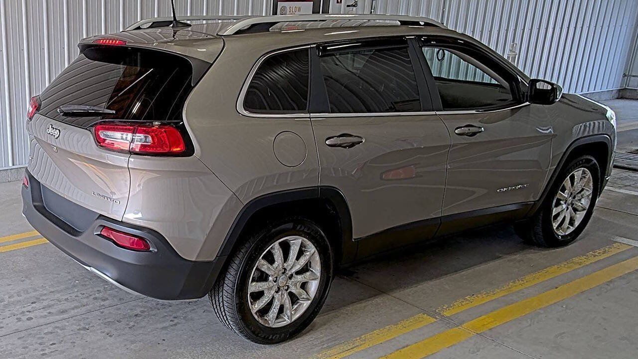 Used 2017 Jeep Cherokee Limited AWD/4WD image 4