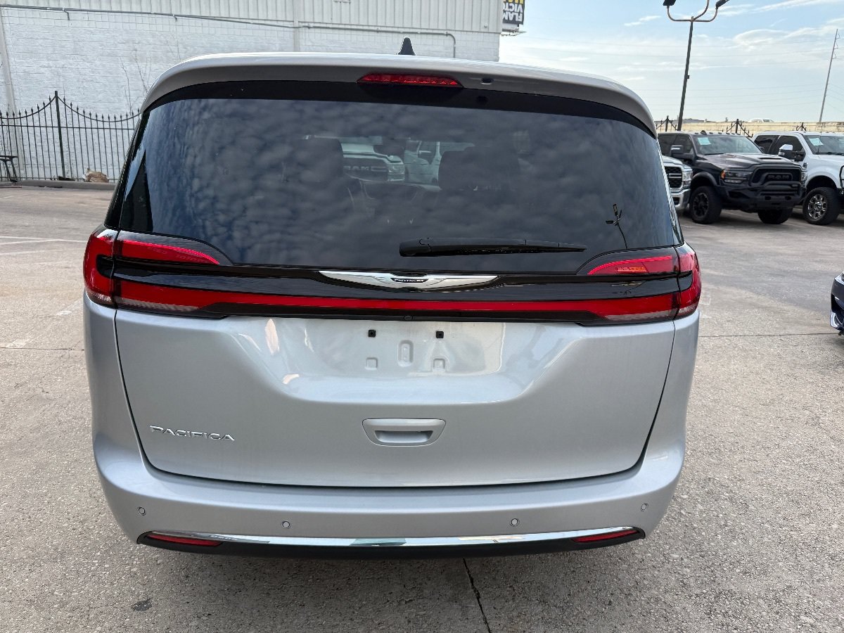 Used 2024 Chrysler Pacifica Touring-L FWD image 5