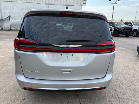 Used 2024 Chrysler Pacifica Touring-L FWD image 5