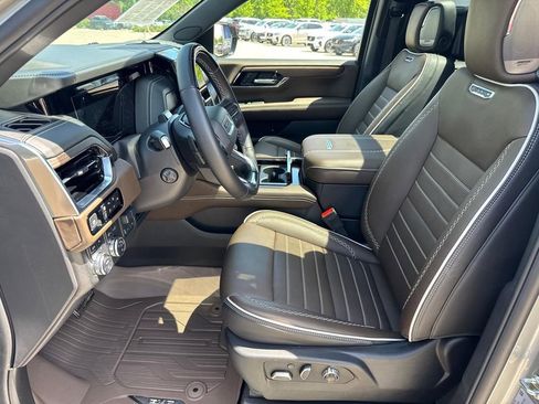 Used 2025 GMC Yukon Denali Ultimate w/ LPO, Illumination Package AWD/4WD image 8