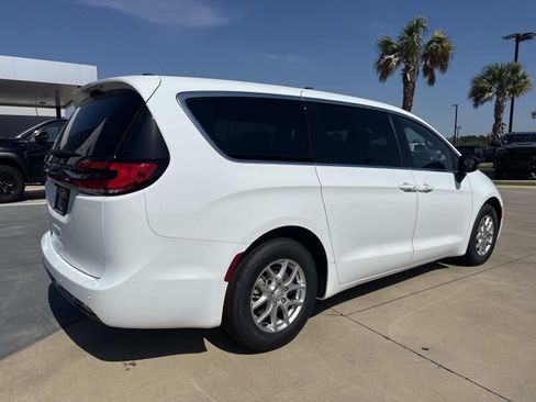 New 2026 Chrysler Pacifica Select FWD image 7