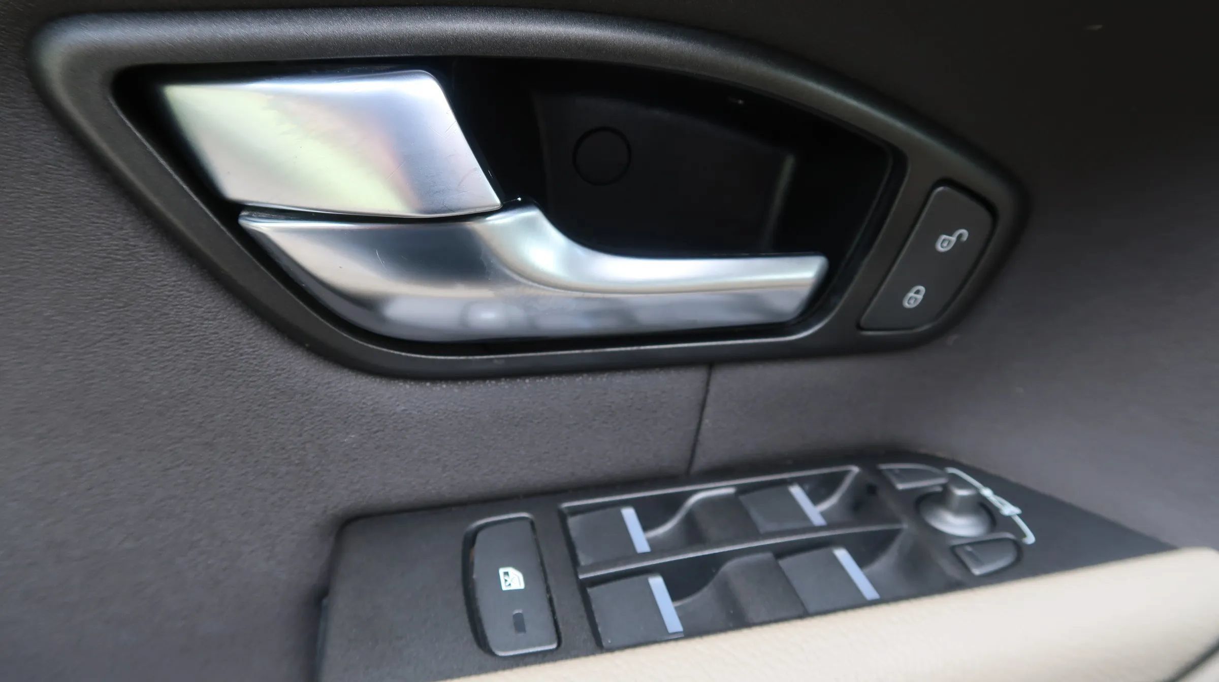 Used 2019 Land Rover Range Rover Evoque AWD/4WD image 28