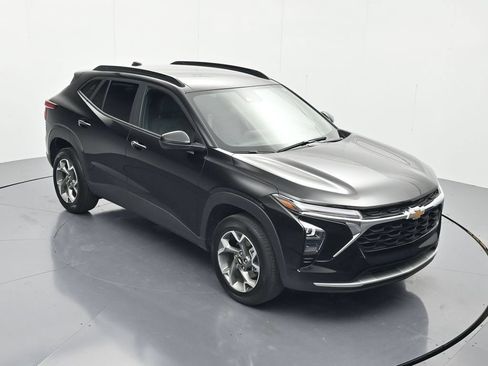 Certified 2025 Chevrolet Trax LT w/ LT Convenience Package FWD image 30