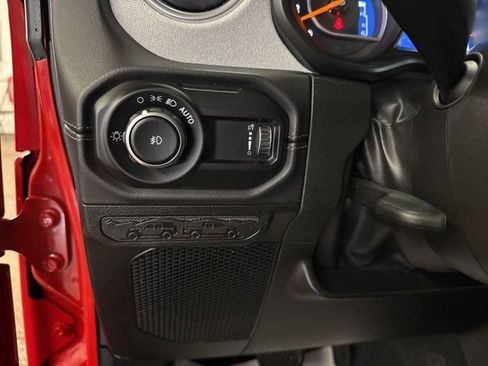 Used 2025 Jeep Wrangler Unlimited Sahara AWD/4WD image 19