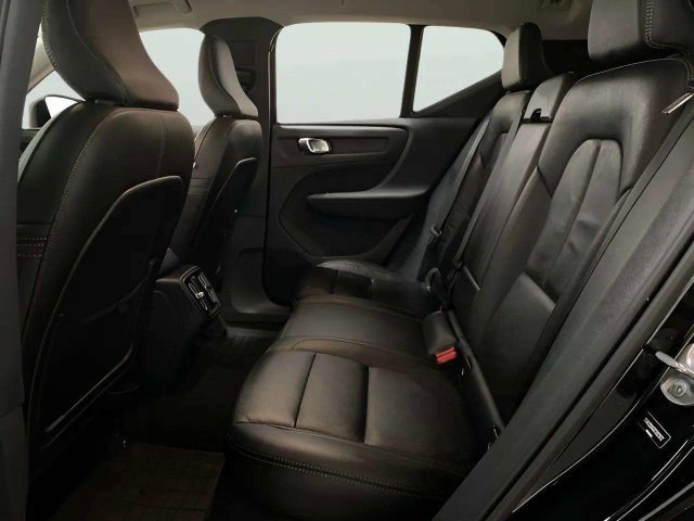 Used 2023 Volvo XC40 B4 Core w/ Convenience Package FWD image 21