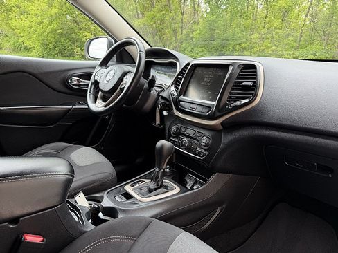 Used 2014 Jeep Cherokee Latitude AWD/4WD image 18
