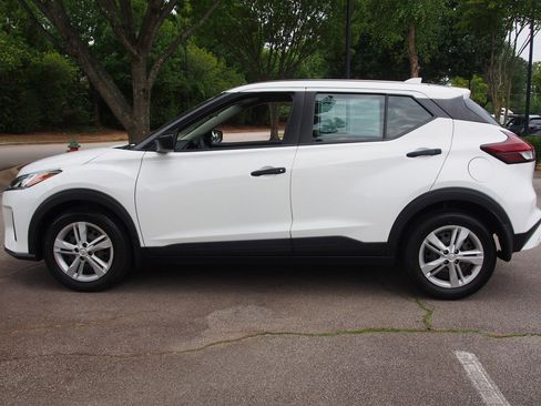 Used 2023 Nissan Kicks S FWD image 4