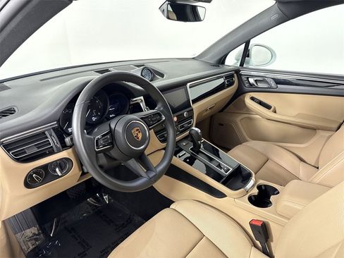 Certified 2025 Porsche Macan image 4