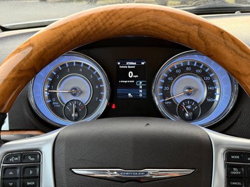 Used 2014 Chrysler 300 C RWD image 39