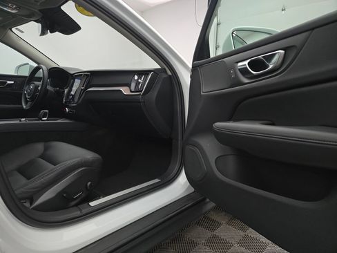 Used 2025 Volvo V60 B5 Cross Country Plus image 31
