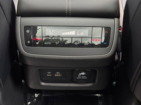 Used 2024 Nissan Pathfinder Platinum FWD image 36