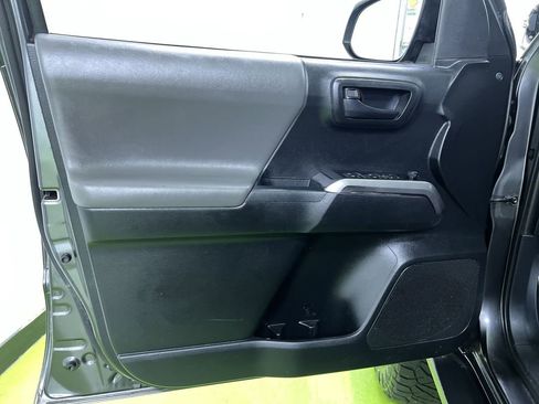 Used 2019 Toyota Tacoma SR5 AWD/4WD image 17