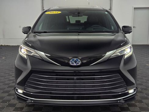 Used 2025 Toyota Sienna Platinum image 24