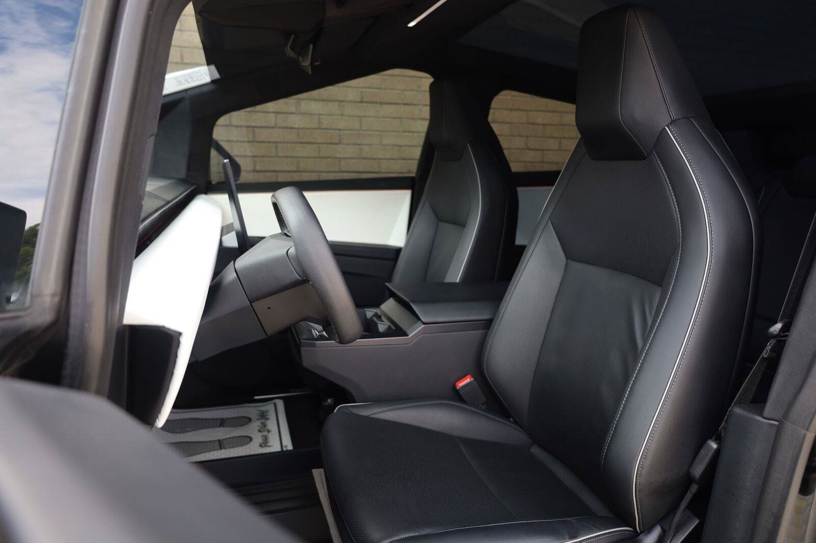 Used 2024 Tesla Cybertruck AWD Crew Cab image 19