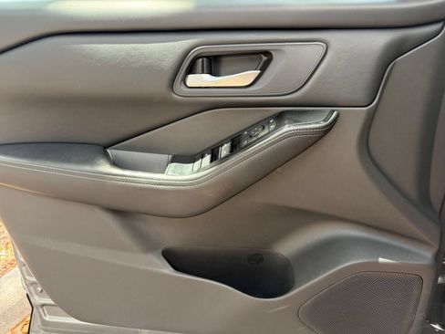 Used 2025 Nissan Rogue SV FWD image 18