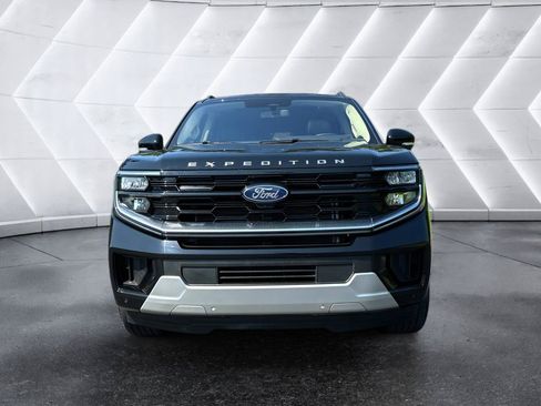 Used 2025 Ford Expedition Platinum AWD/4WD image 2