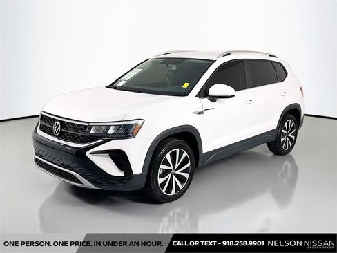 Used 2022 Volkswagen Taos SE FWD image 1