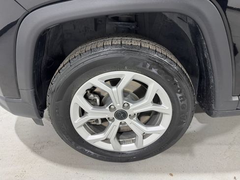 Used 2025 Jeep Compass Latitude w/ Sun & Sound Group AWD/4WD image 10