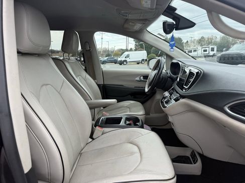 Used 2018 Chrysler Pacifica Limited image 31