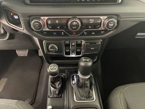 Used 2025 Jeep Wrangler Unlimited Sahara w/ Safety Group AWD/4WD image 21