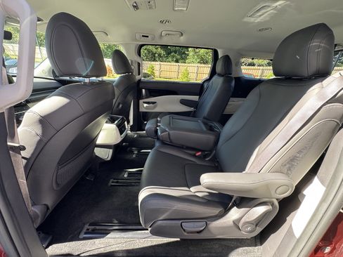 Used 2024 Kia Carnival EX image 20