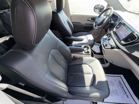 Used 2024 Chrysler Pacifica Touring-L FWD image 25