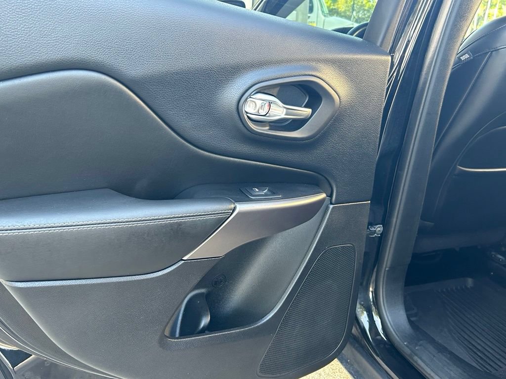 Used 2019 Jeep Cherokee Limited FWD image 38