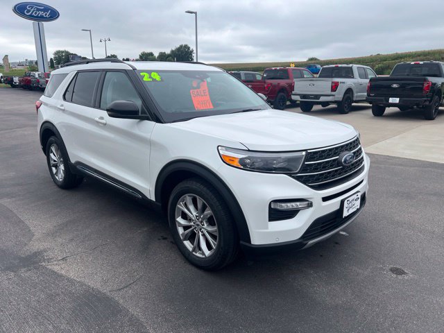 Used 2024 Ford Explorer XLT w/ Equipment Group 202A AWD/4WD image 3