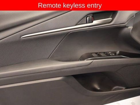 Used 2025 Toyota Camry SE image 11