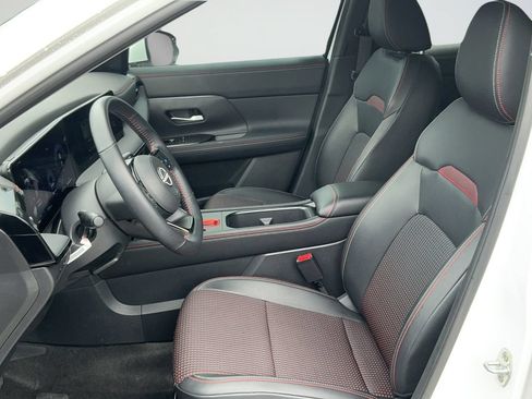 Certified 2025 Nissan Kicks SR FWD image 39